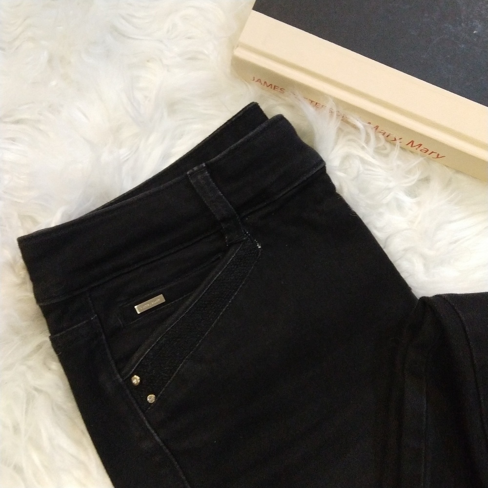 WHITE HOUSE BLACK MARKET Black Blanc Modern Flare